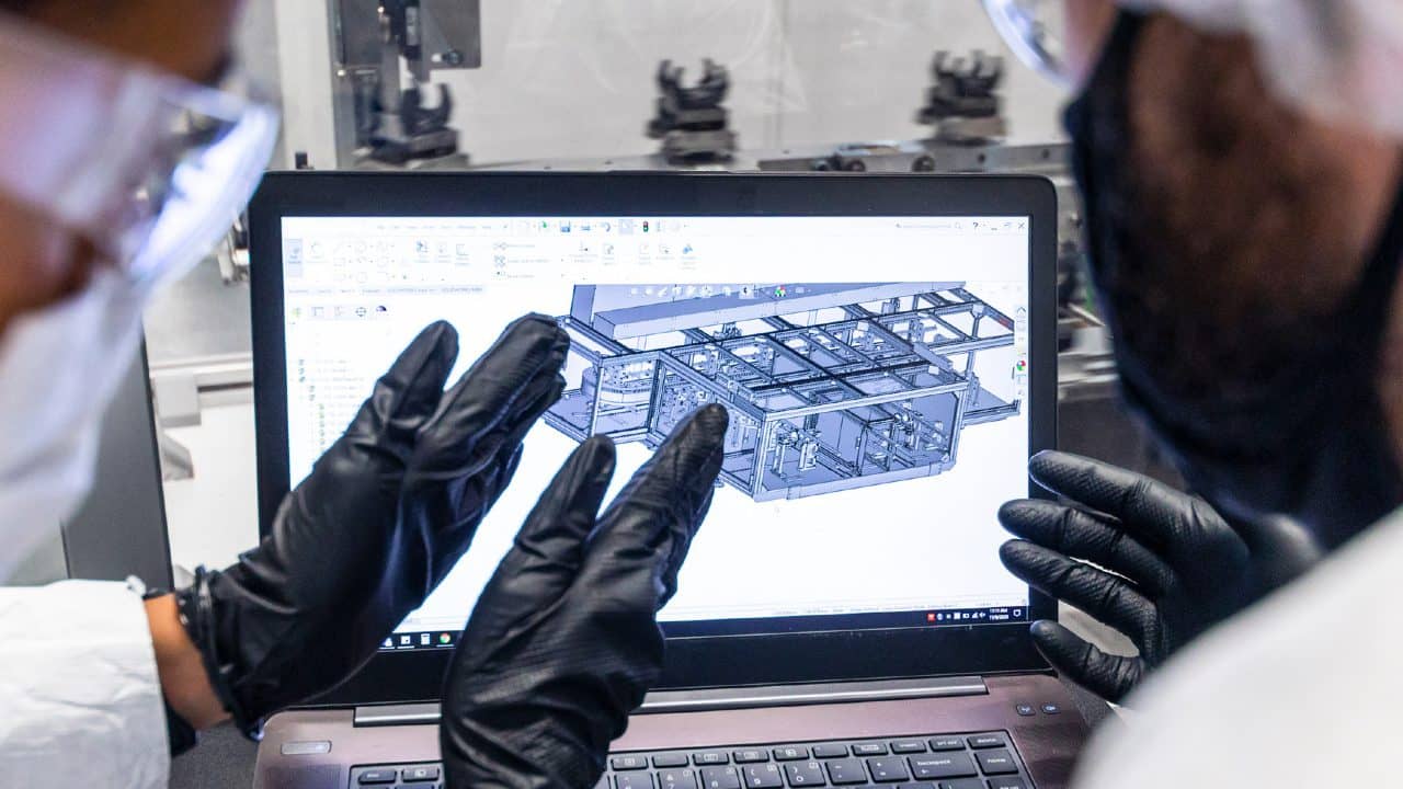 Existen otras vacantes en la compañía como desarrollo de software IA de Piloto automático, fabricación y más. FOTO: tesla.com