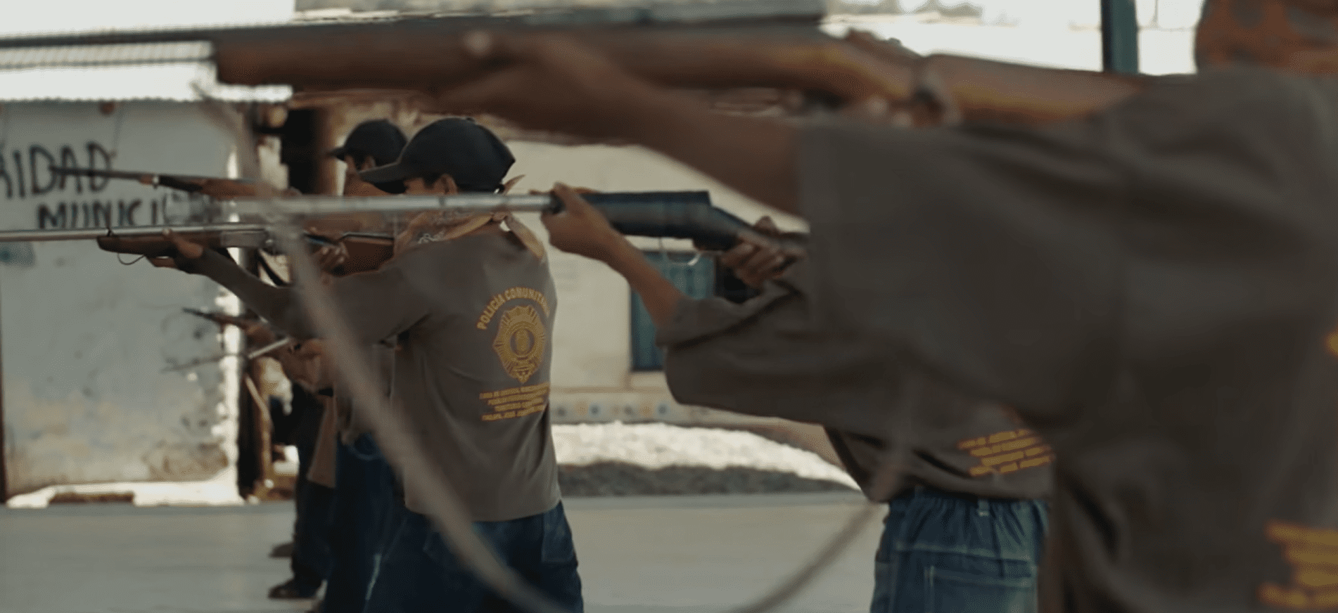 Niños son entrenados para defenderse de los cárteles que azotan a la comunidad de La Montaña en Guerrero. FOTO: YouTube Vice News