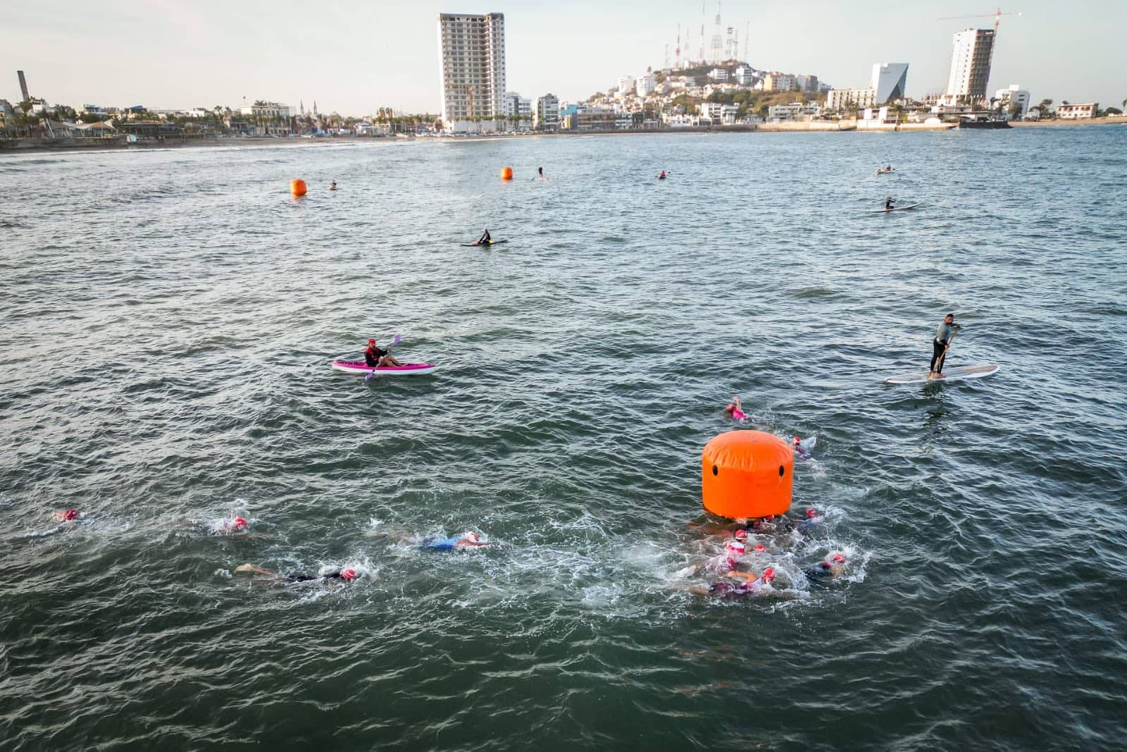 Las playas de Mazatlán son sede del Triatlón Internacional Astri. FOTO: Twitter