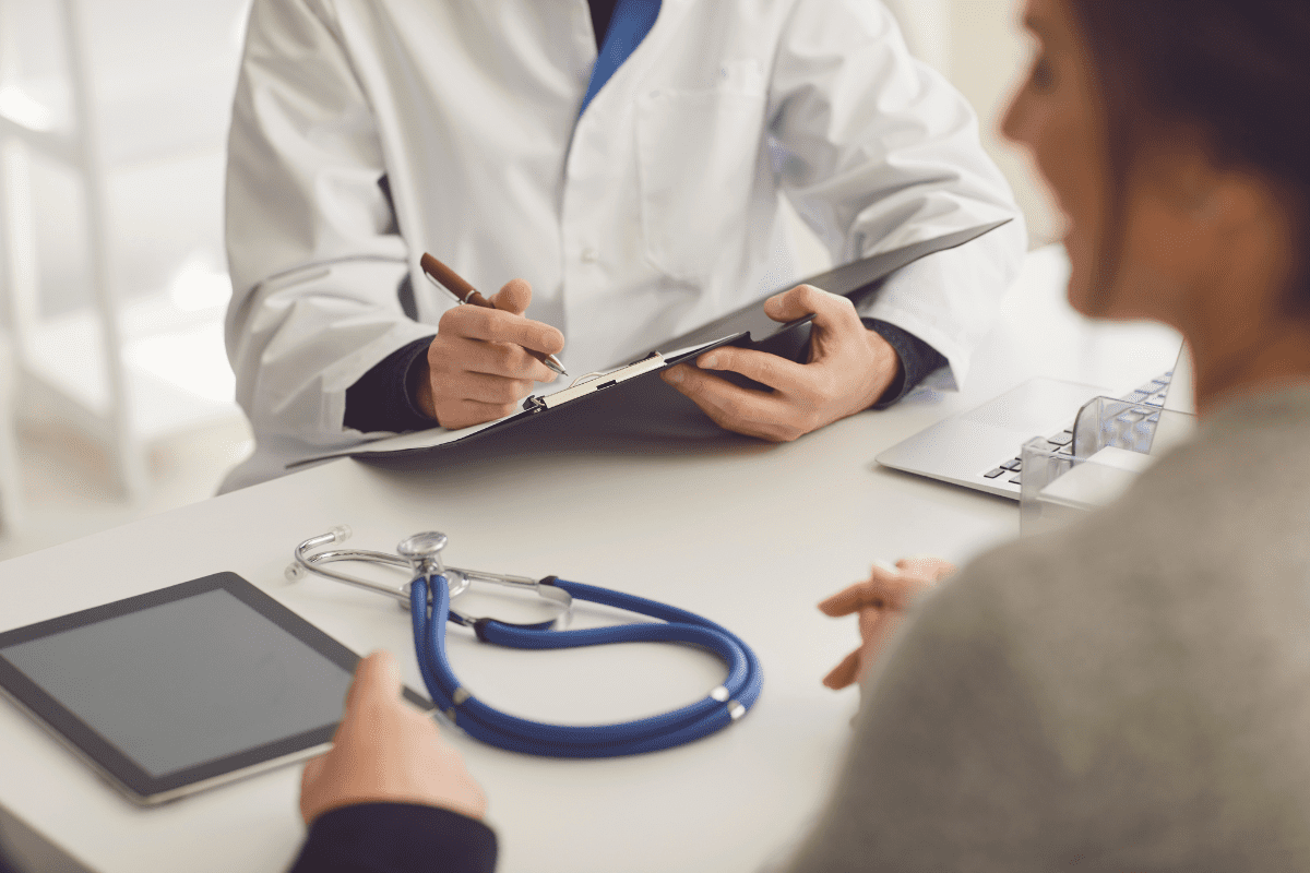 El sistema de salud de Dinamarca garantiza que el 99% de la población tiene acceso a un médico de Primer Nivel. FOTO: Canva