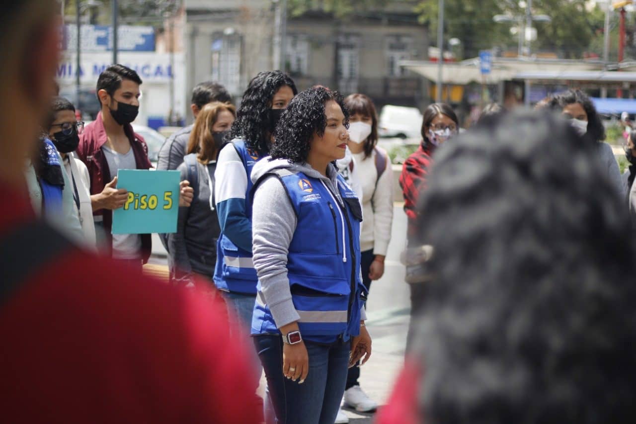 Los simulacros ayudan a saber cómo actuar en una situación de riesgo real y deben ser tomados como si fueran verdaderos. FOTO: Twitter @InjuveCDMX