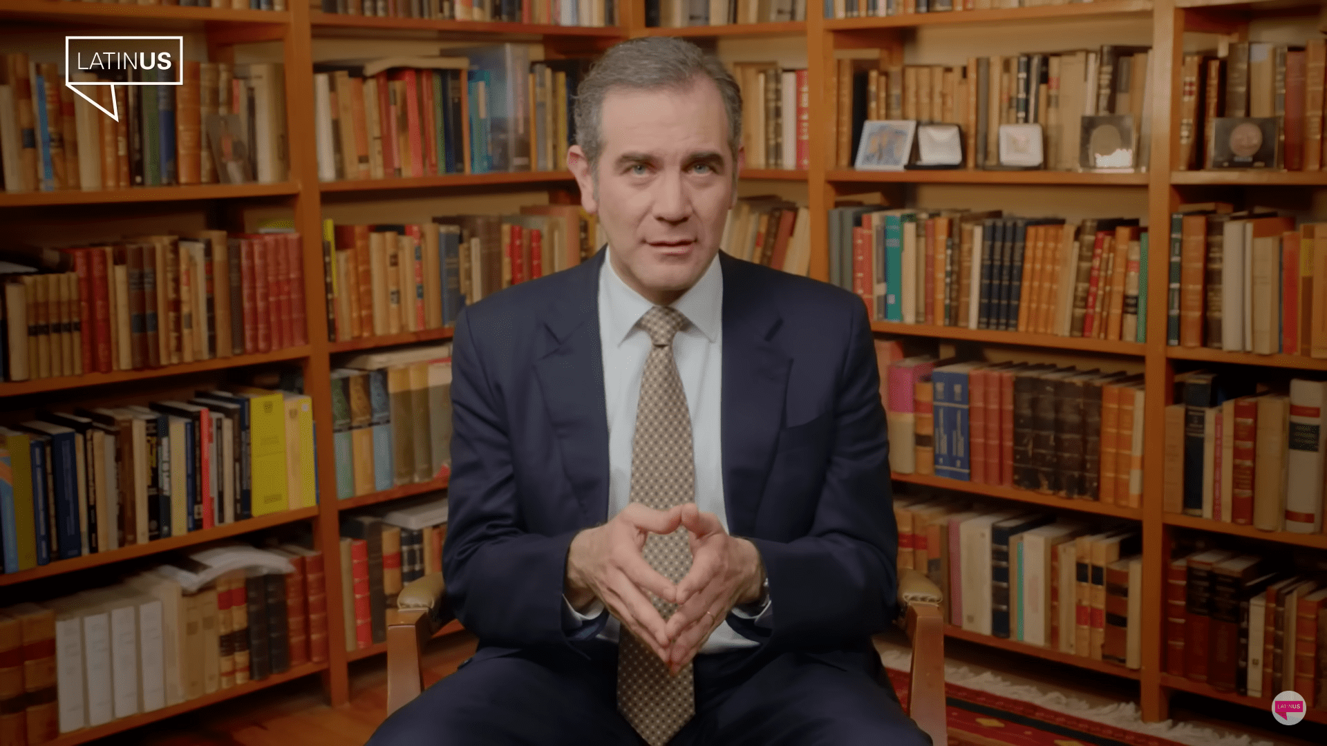 En su primera videocolumna, Córdova cuestiona la decisión de AMLO de "destazar" al INE con el Plan B. FOTO: Captura de pantalla