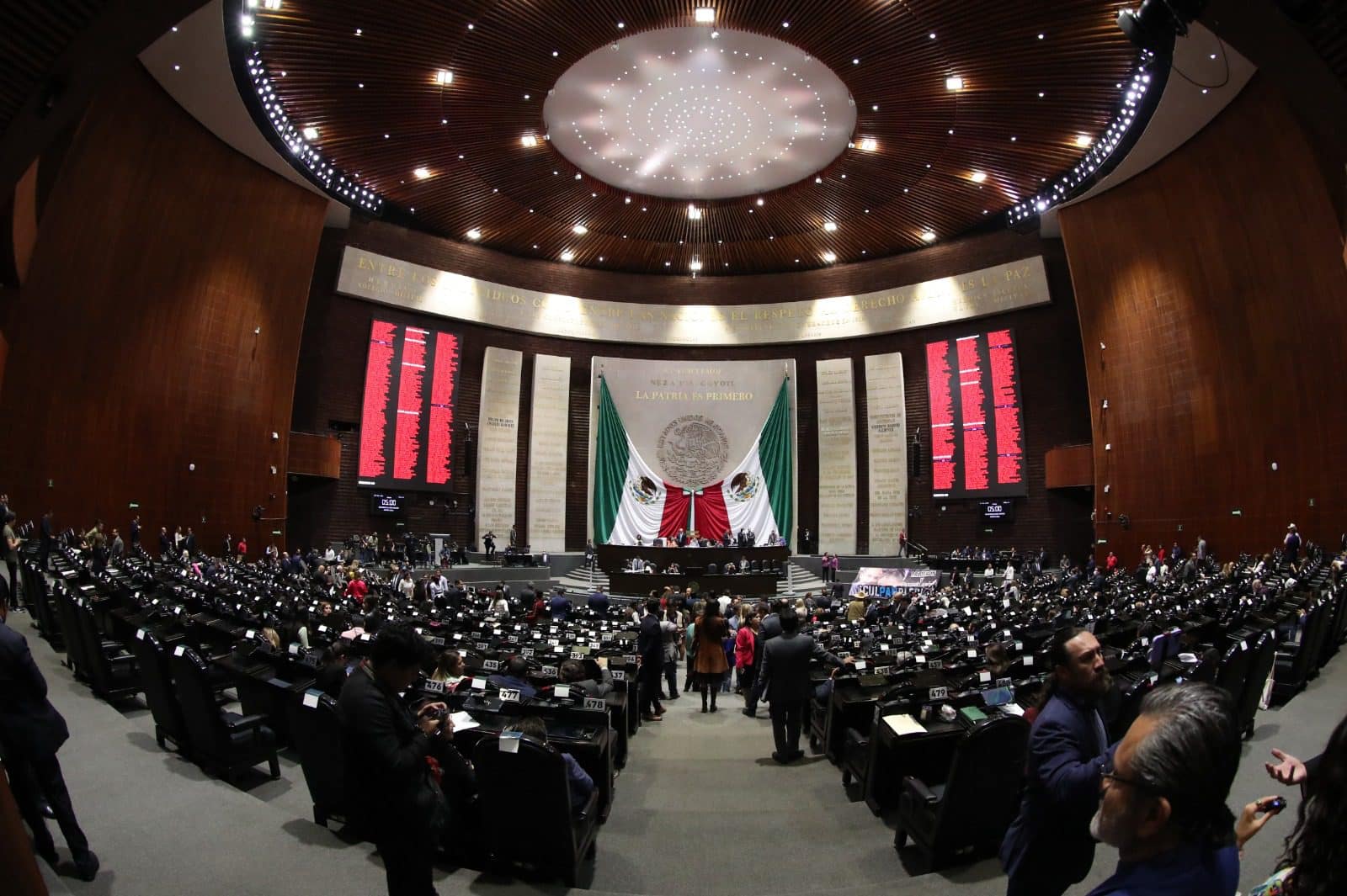 Diputados y senadores, los encargados de crear las leyes.