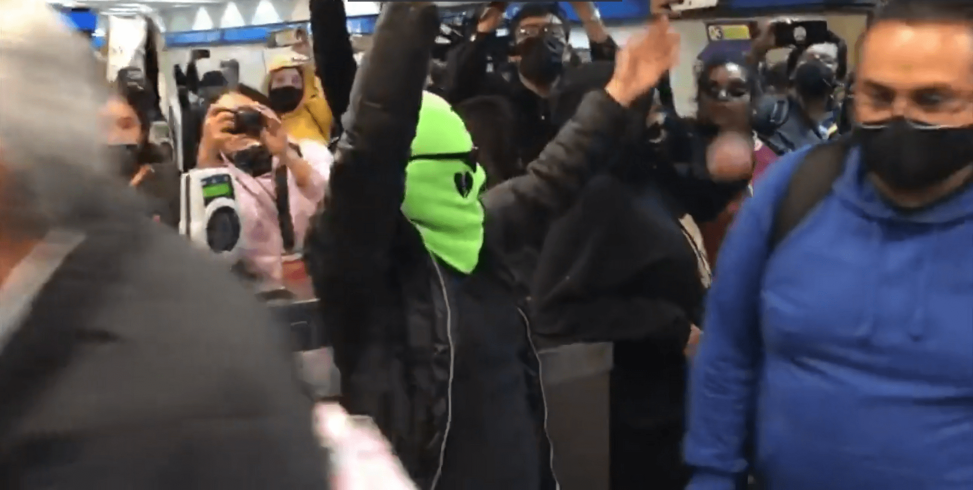 Grupos feministas también protestaron en contra de la militarización del Metro u exigieron justicia por la joven estudiante que murió en uno de los accidentes. FOTO: Captura de pantalla
