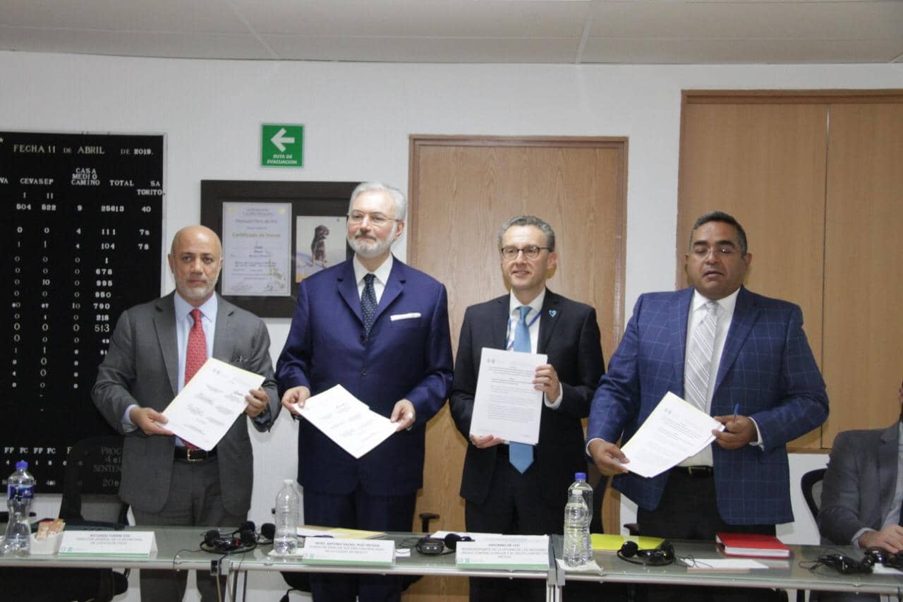 Antonio Molina (derecha) durante la junta con la Secretaría de Justicia de Italia. FOTO: Gobierno de México