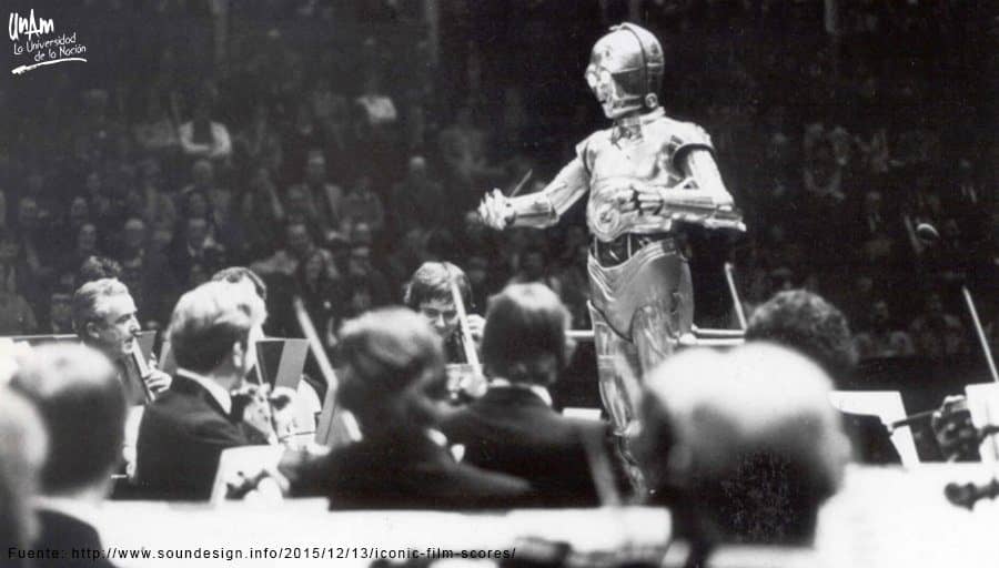 El personaje C3-PO dirigió a los músicos que interpretaron el tema principal de Star Wars en el evento Friends From Star Wars. FOTO: UNAM