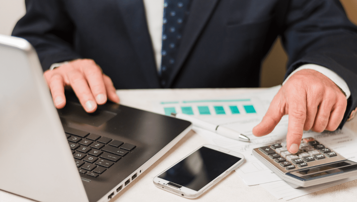 Una buen práctica financiera es revisar periódicamente el estado en el buró de crédito. FOTO: Freepik