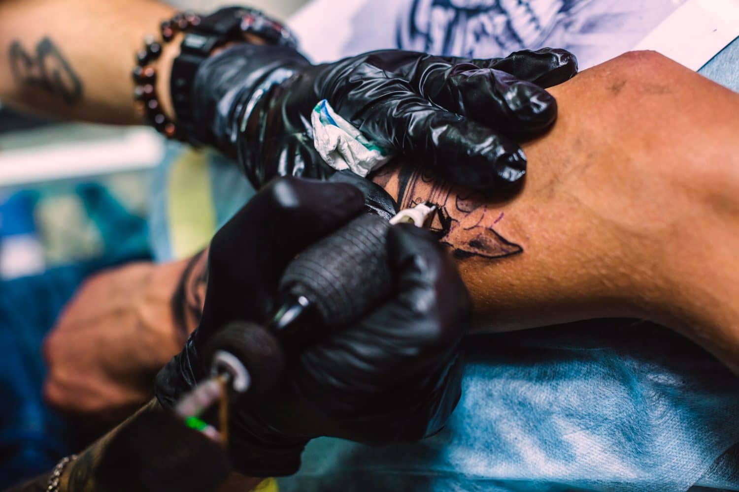 Se puede fumar y tomar después de un tatuaje