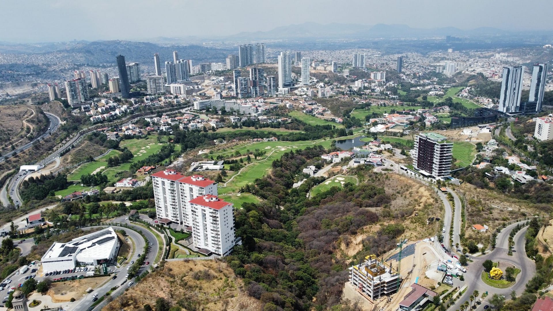 Bosque Real zona donde Luis Cresencio Sandoval adquirió un departamento.