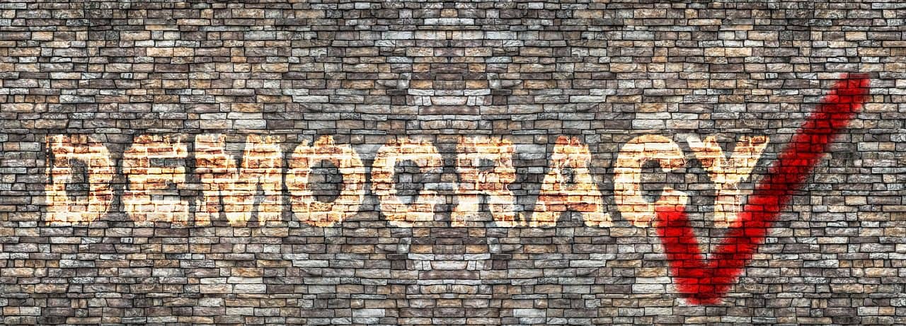 En Latinoamérica los pocos ricos construyeron regímenes democráticos a modo. Foto: Pixabay.
