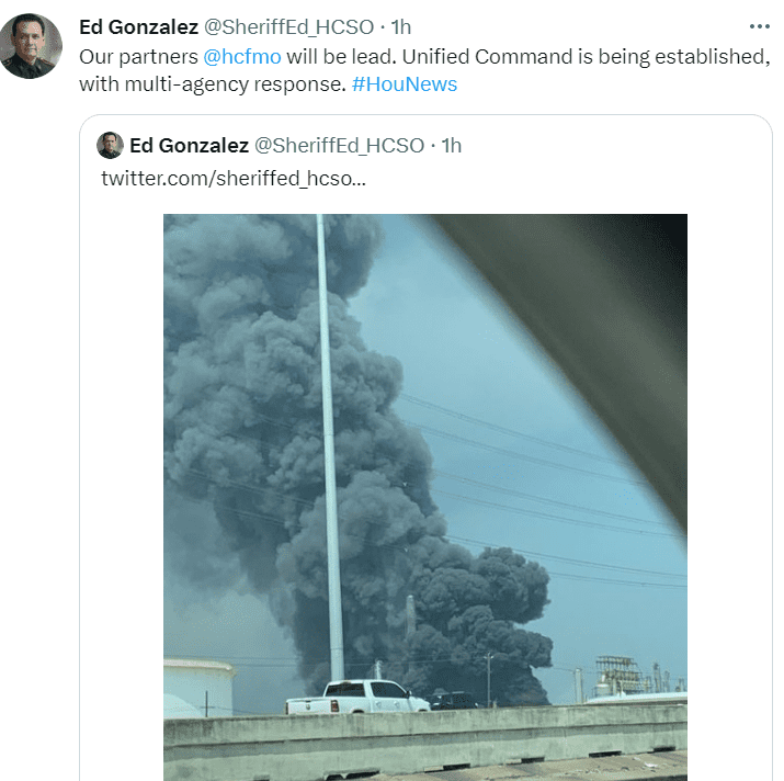 Autoridades de Deer Park mencionan que ya se están realizando trabajos para controlar el incendio. FOTO: Captura de pantalla