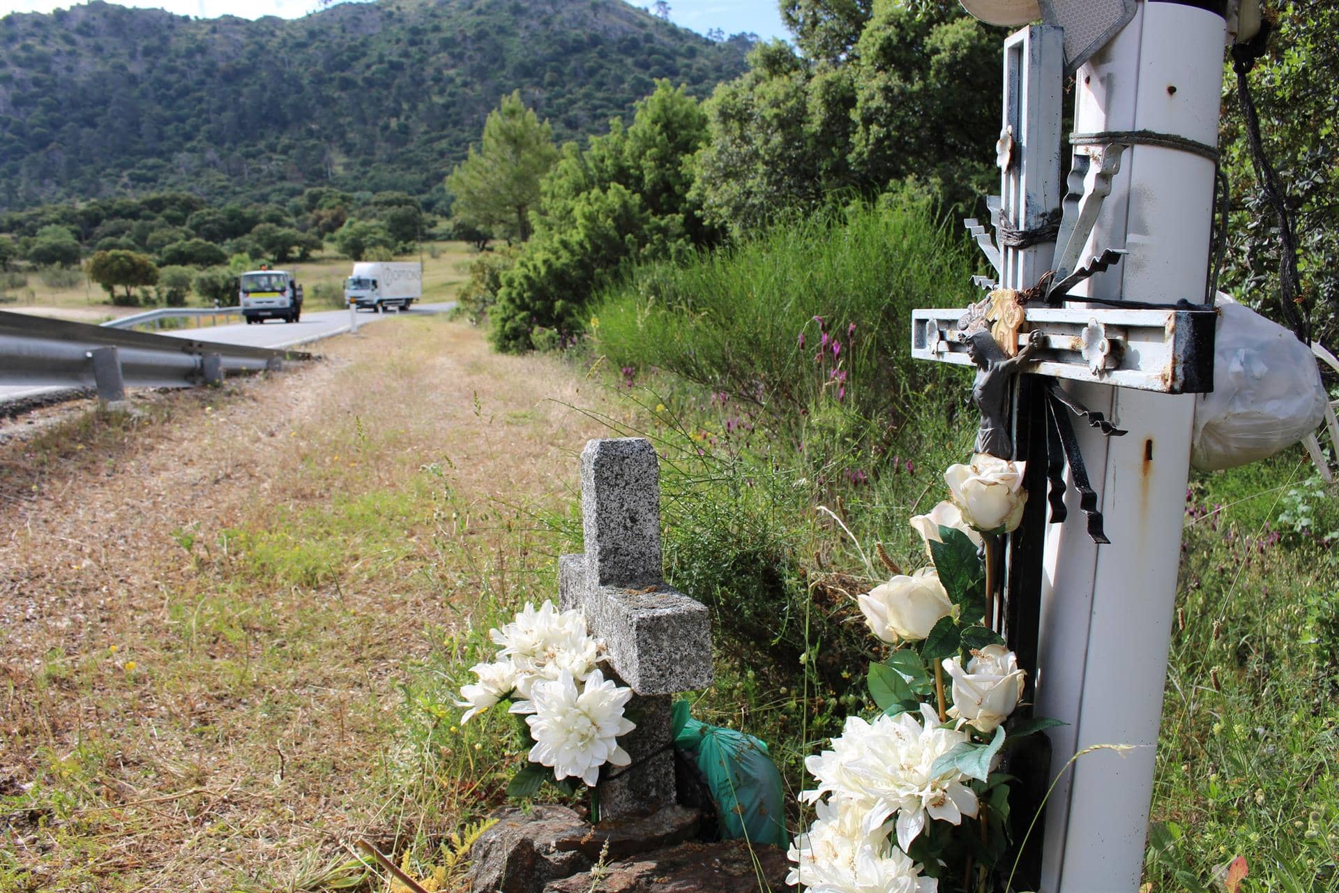 Las cruces en la carretera también pueden tener ofrendas Foto: La Voz del Sur