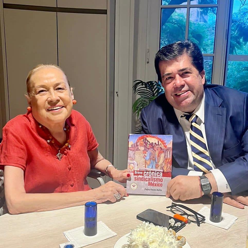 Pedro Haces promociona su libro en compañía de sus amigos más cercanos.