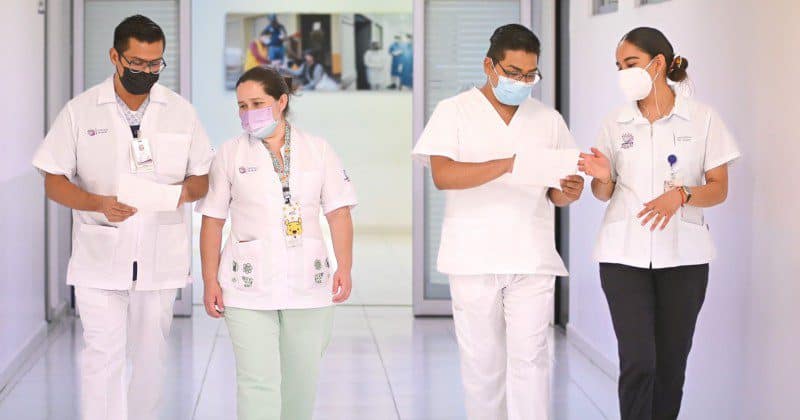 Sueldo de una enfermera o enfermero depende de si labora en una institución pública o privada