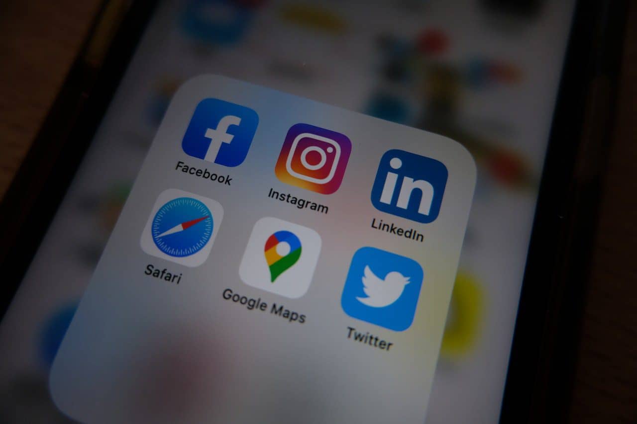 Ha sido frustrante ser testigos de la escasa cobertura dada a las duras tácticas adoptadas por Google y Facebook. Foto: Pexels.