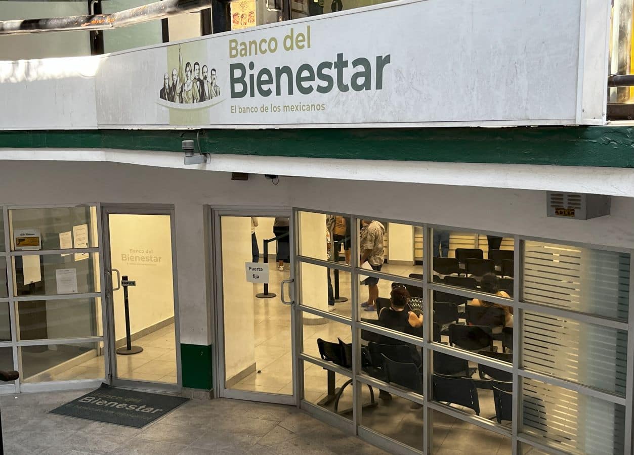 En el Banco de Bienestar los beneficiarios reciben la indicación de acudir a la Finabien a realizar sus pagos. Crédito: Daniel Anguiano.