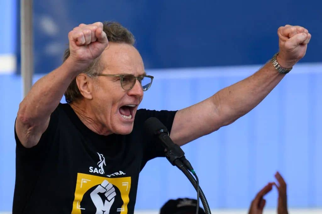 Bryan Cranston dando un discurso su apoyo a la huelga en Hollywood