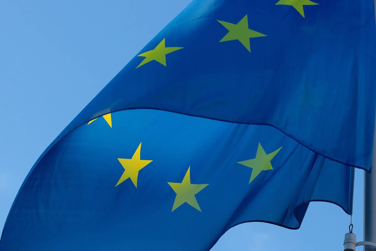 Y ahí radica el déficit democrático de la UE. Las políticas cruciales que la mayoría de los miembros del Consejo rechazan a menudo se aprueban con facilidad, y no existe ningún sistema político que pueda juzgar al Consejo en sí mismo, hacerlo responsable y, en última instancia, destituirlo como organismo. Foto: Pixabay.
