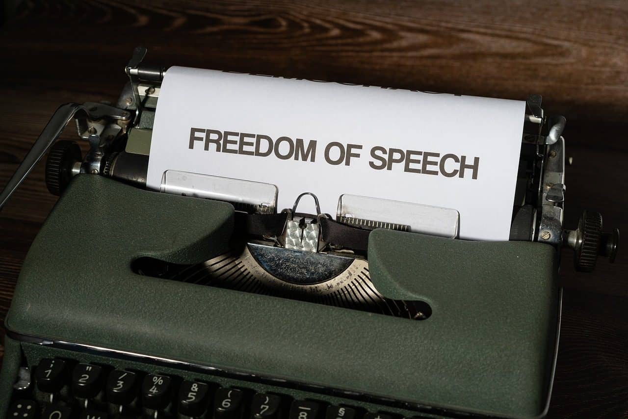 La regulación estatal de los actos contra la libertad de expresión no consiste en censurar ideas impopulares o reprimir opiniones desagradables. Se trata de garantizar la infraestructura de la democracia para que puedan circular libremente diversas opiniones e ideas. Foto: Pixabay.