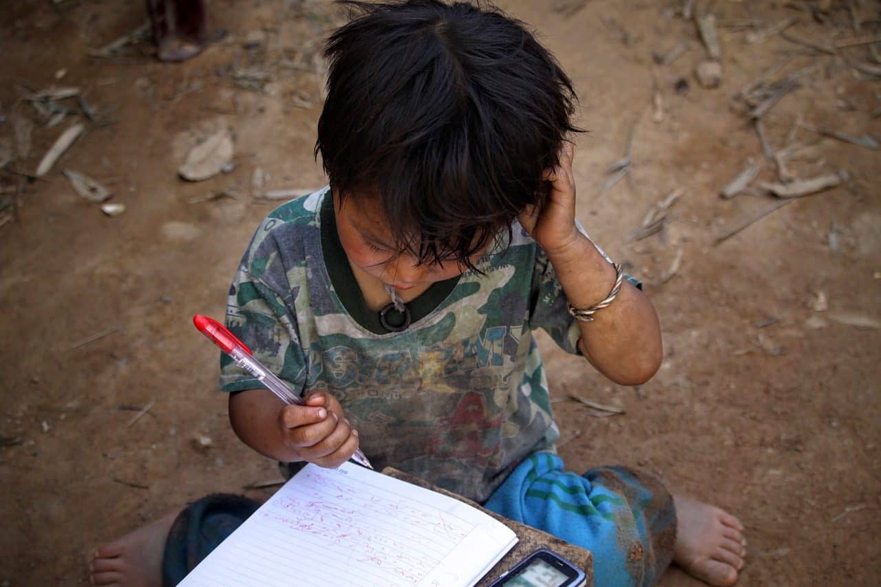 Para los más de  mil millones de niños  de todo el mundo que viven en la pobreza multidimensional, muchos de los obstáculos contra el aprendizaje están fuera de la escuela. Algunos sufren las tensiones psicológicas de la pobreza o van a la escuela con hambre, dos factores que impiden el aprendizaje. Foto: Pixabay.