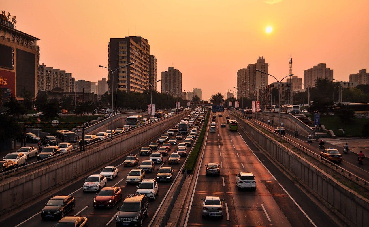 Si todo el mundo pudiera llamar a un vehículo autónomo siempre que lo necesitara, no habría necesidad de tener coche propio, con el consiguiente ahorro de recursos. Además, al mantener el tráfico más fluido, el uso generalizado de coches sin conductor también podría ahorrar combustible y tiempo. Foto: Pexels.