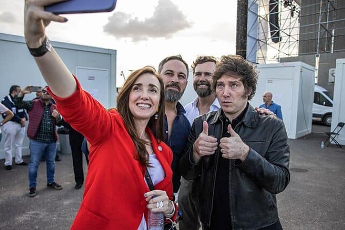  En el caso de Milei, ya nos ha dado todos los indicios de que perseguiría una agenda libertaria con una inclinación decididamente populista. Foto: Wikimedia.