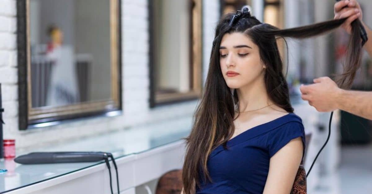 cómo se llama la raya que divide el cabello en dos crencha