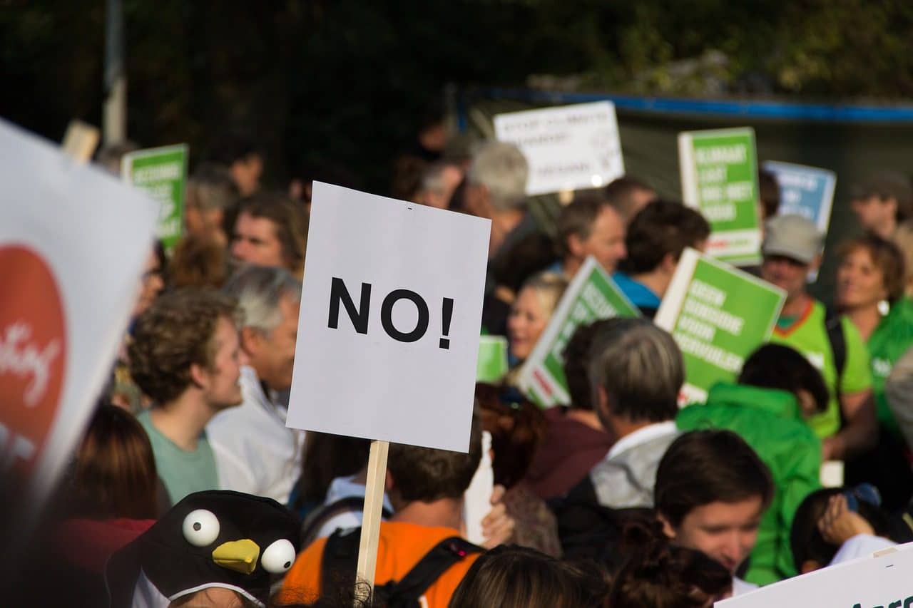 Si queremos salvar la democracia, no podemos darnos el lujo de esperar. Foto: Pixabay.