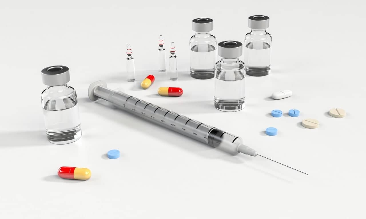 Con la COVID-19, priorizamos las ganancias de las empresas farmacéuticas por encima de las vidas y el bienestar de las personas en los países en desarrollo. Fue inmoral, vergonzoso y contraproducente. Mientras se permita que un patógeno se infecte en cualquier lugar, habrá riesgo de que se produzcan nuevas mutaciones peligrosas que amenacen a todos. Foto: Pixabay.