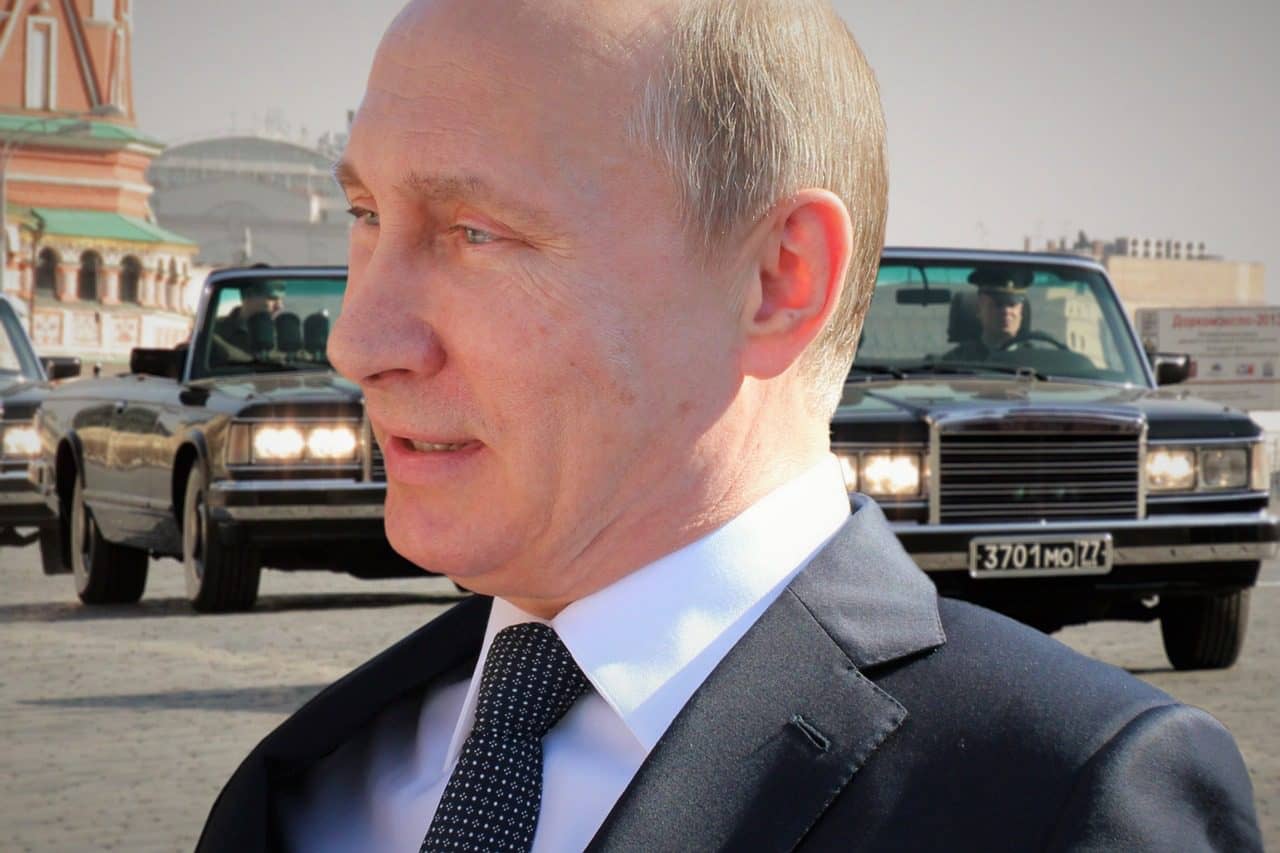 Cuando el presidente ruso Vladímir Putin y el presidente chino Xi Jinping visitan los centros electorales, los otros votantes, como quienes estaban cuando llegó Kaczyński, son obligados a alejarse. Mientras los regímenes autoritarios se están consolidando, el tiempo no está del lado de las fuerzas democráticas. Foto: Pixabay.