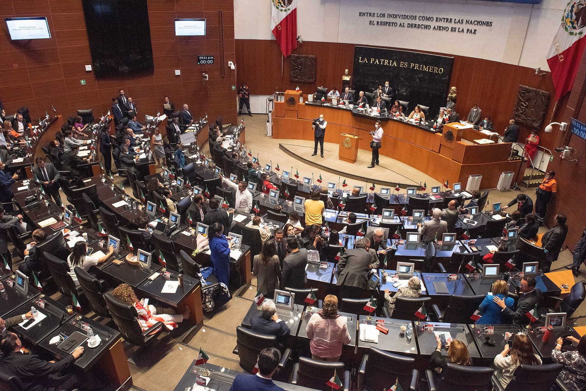 porque los politicos ganan tanto dinero 2