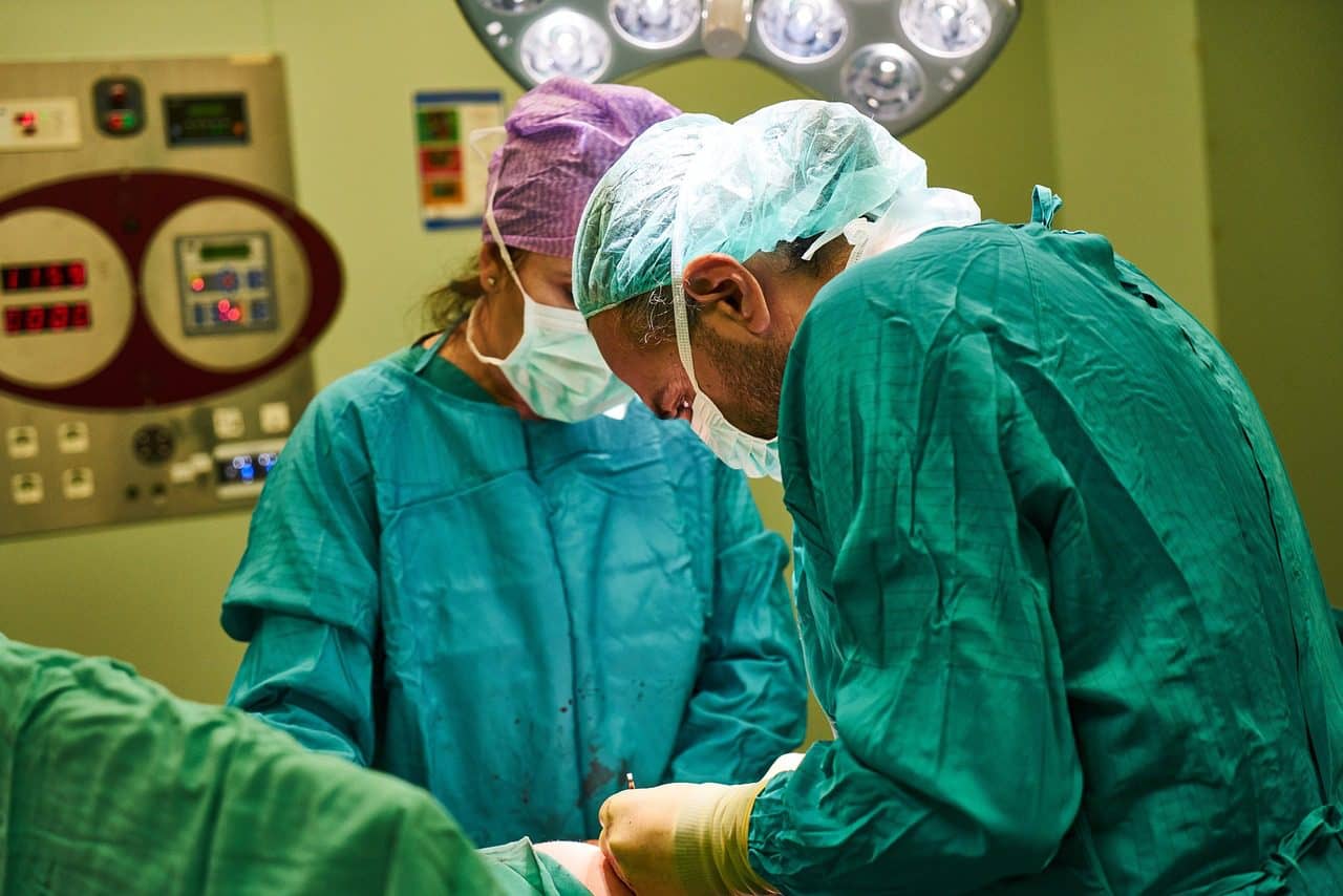 Al adoptar las tecnologías digitales emergentes de manera responsable y ética, podemos transformar la forma en que diagnosticamos, tratamos y prevenimos enfermedades, marcando el comienzo de una era de medicina basada en datos en la que los profesionales de la salud y los sistemas de inteligencia artificial trabajan juntos para brindar una mejor atención a las personas. Foto: Pixabay.