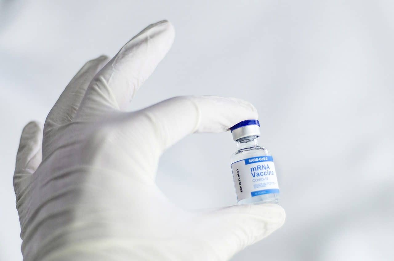 Como pudimos ver con la propagación repetida de nuevas variantes del COVID-19, una vacuna a la que solo puedan acceder algunos no frenará una pandemia. Foto: Pixabay.