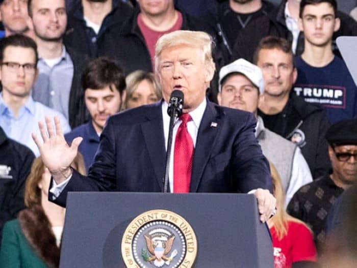 Cuando políticos de alto rango y aspirantes a agentes de poder se presentan en la sala del tribunal de Trump para demostrar solidaridad con el expresidente, no se trata de política habitual en el contexto de un juicio penal convencional. Foto: Wikimedia.