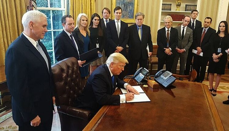 Encuestas recientes muestran que apenas tres años después de que Trump dejó la Casa Blanca, la gente ya se olvidó del caos, de la incompetencia y de los ataques a las instituciones durante su gobierno. Foto: Wikimedia.