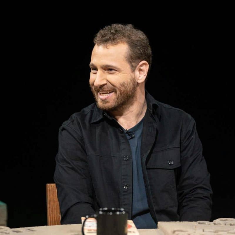 Lo interesante de este trabajo de David Bak es el enfoque, la metodología y las herramientas de análisis empleadas, pues recurre a teóricos de la sociolingüística, de la sociología del lenguaje, de la filosofía del lenguaje ordinario y de autores tan reconocidos en el ámbito académico como Pierre Bourdieu, Michel Foucault, Roland Barthes, Judith Butler, Mijail Bajtín, Winttgenstein y Austin, entre otros. Foto: https://www.facebook.com/photo/?fbid=10161129666790833&set=a.486124960832&locale=es_LA. https://www.facebook.com/david.b.geller/?locale=es_LA.