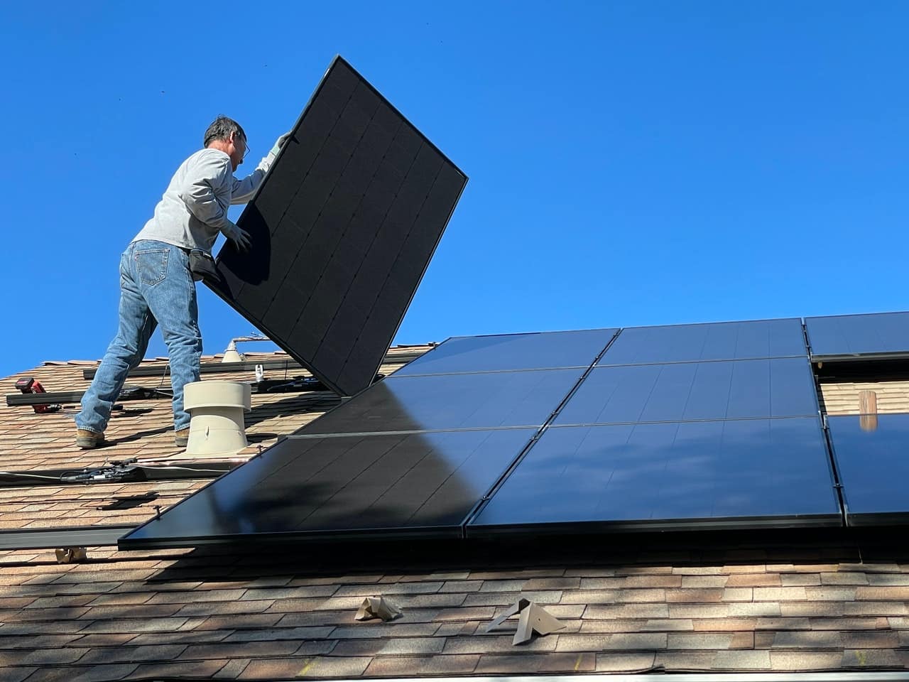 Los paneles solares representan un ahorro en el recibo de luz | Foto: Pexels