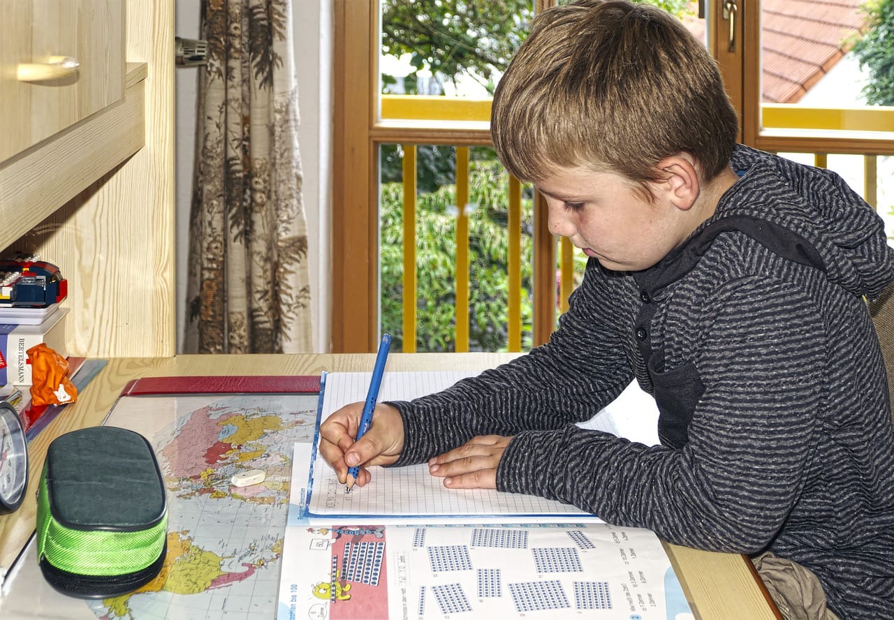 Una de las opciones de los padres es que los niños estudien en casa | Foto: Pixabay