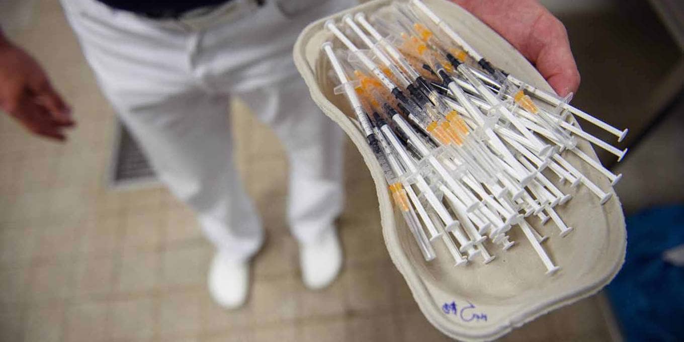 Sabemos que las vacunas ofrecen una protección efectiva contra las muertes y las hospitalizaciones como consecuencia del COVID-19 | Foto: Project Syndicate