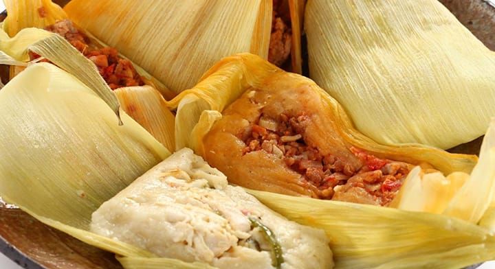 Los tamales son uno de los platillos que puedes colocar en la ofrenda de Día de Muertos | Foto: Gobierno de México