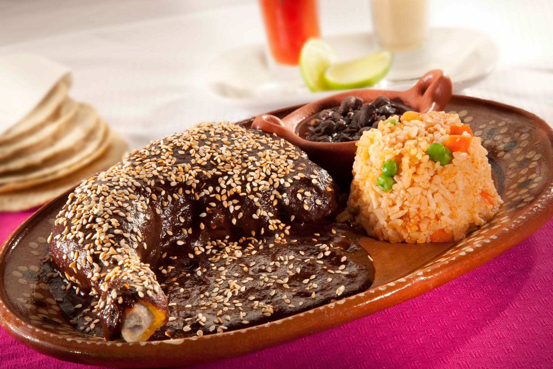La preparación del mole en México es para ocasiones especiales | Foto: Gobierno de México
