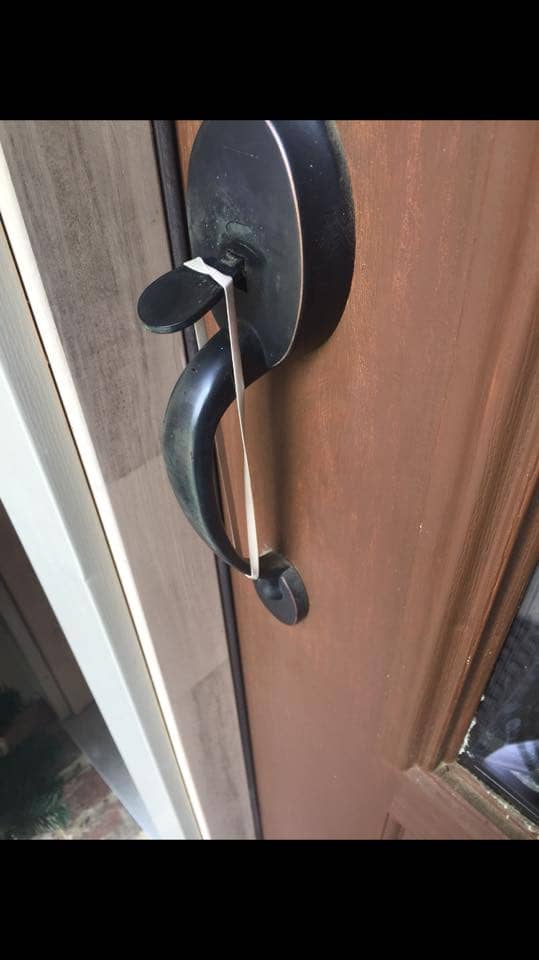 En algunos casos colocan ligas o cartones en las chapas de las puertas | Foto:  Facebook Kim Fleming Cernigliaro 