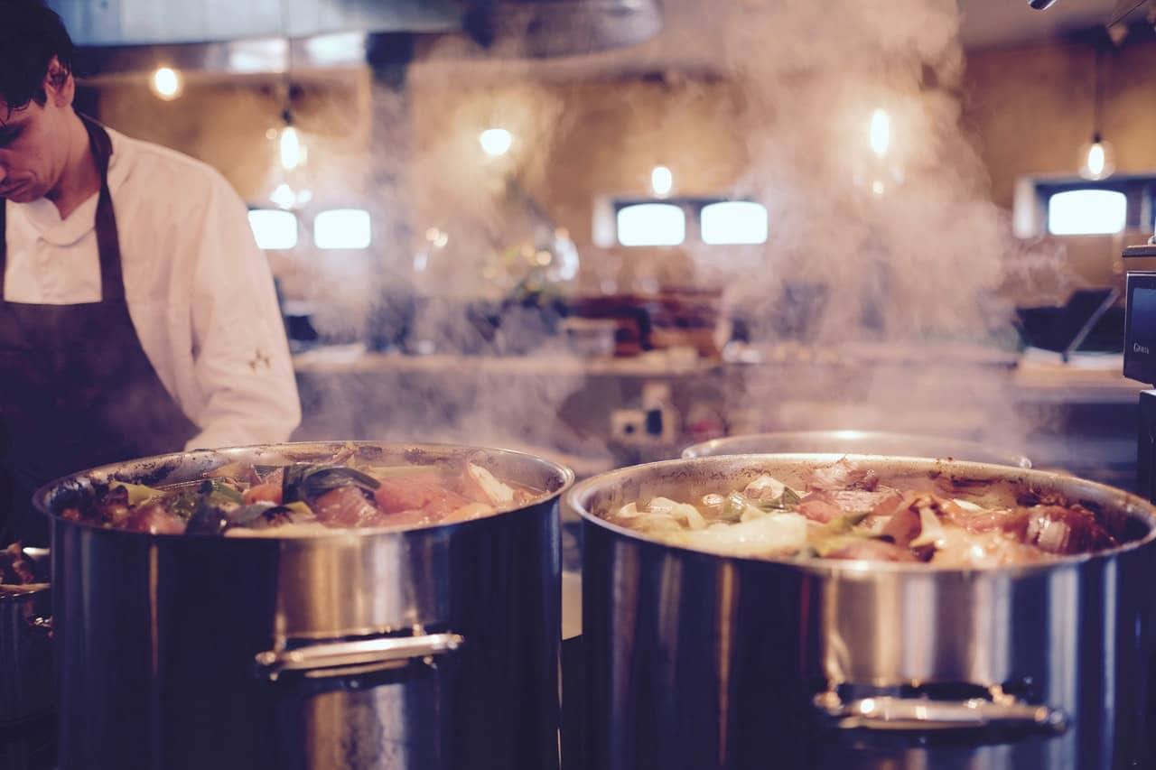 Una de las vacantes es como auxiliar de cocina | Foto: Pexels