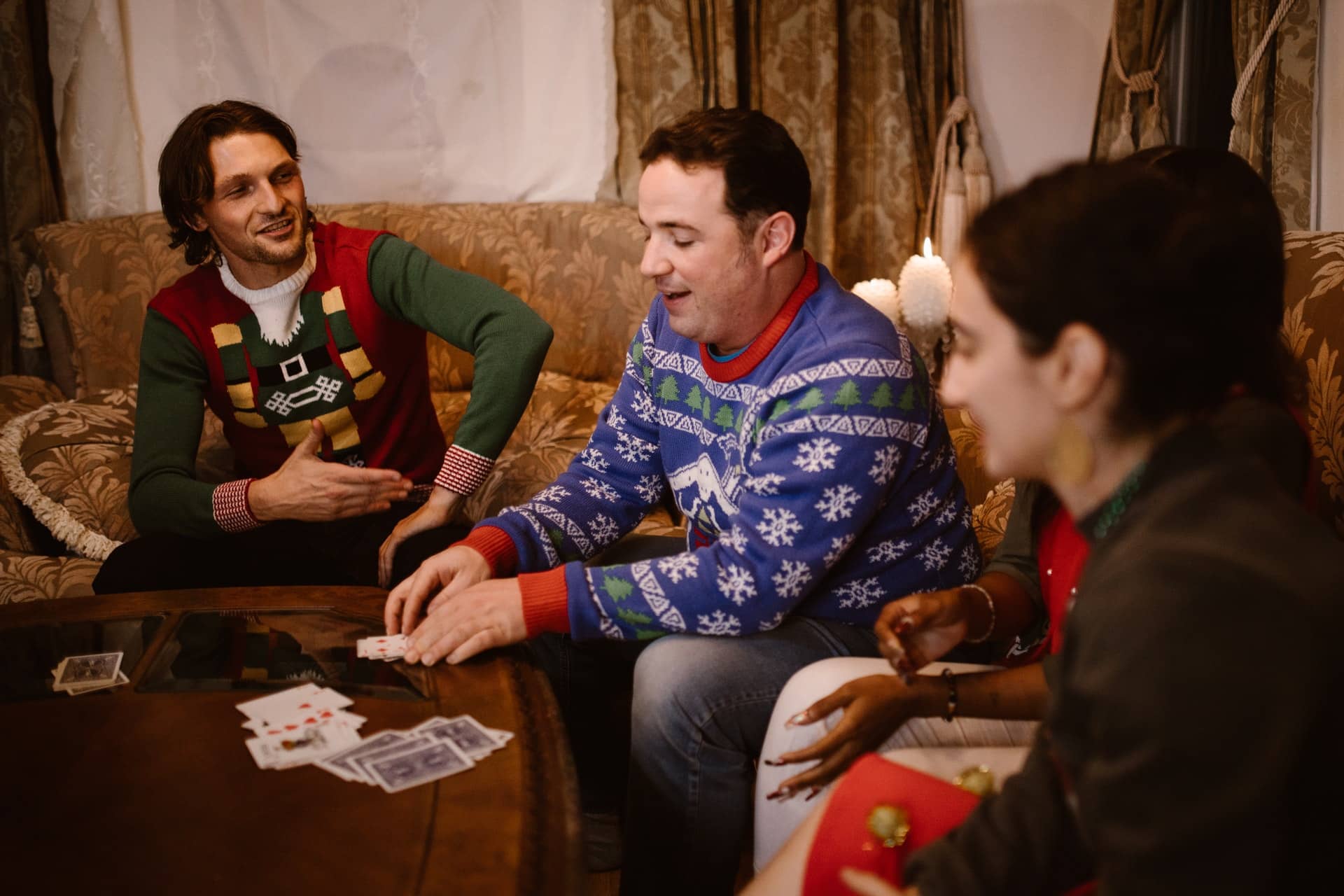 Estos son algunos juegos de mesa en los que puedes participar | Foto: Pexels