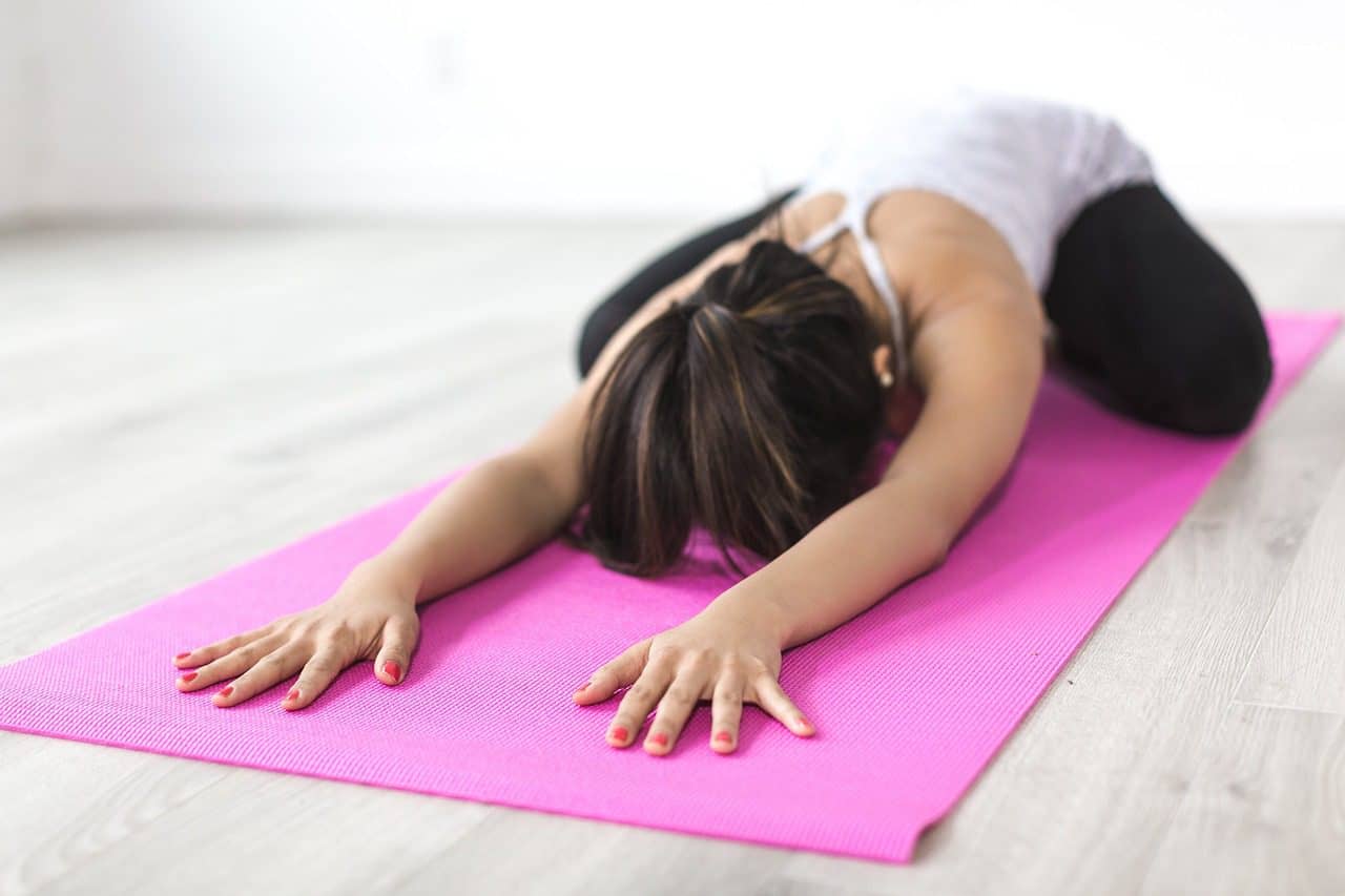 Hacer yoga es un buen ejercicio para comenzar con estiramientos y mover tu cuerpo poco a poco durante la recuperación Foto: Pixabay
