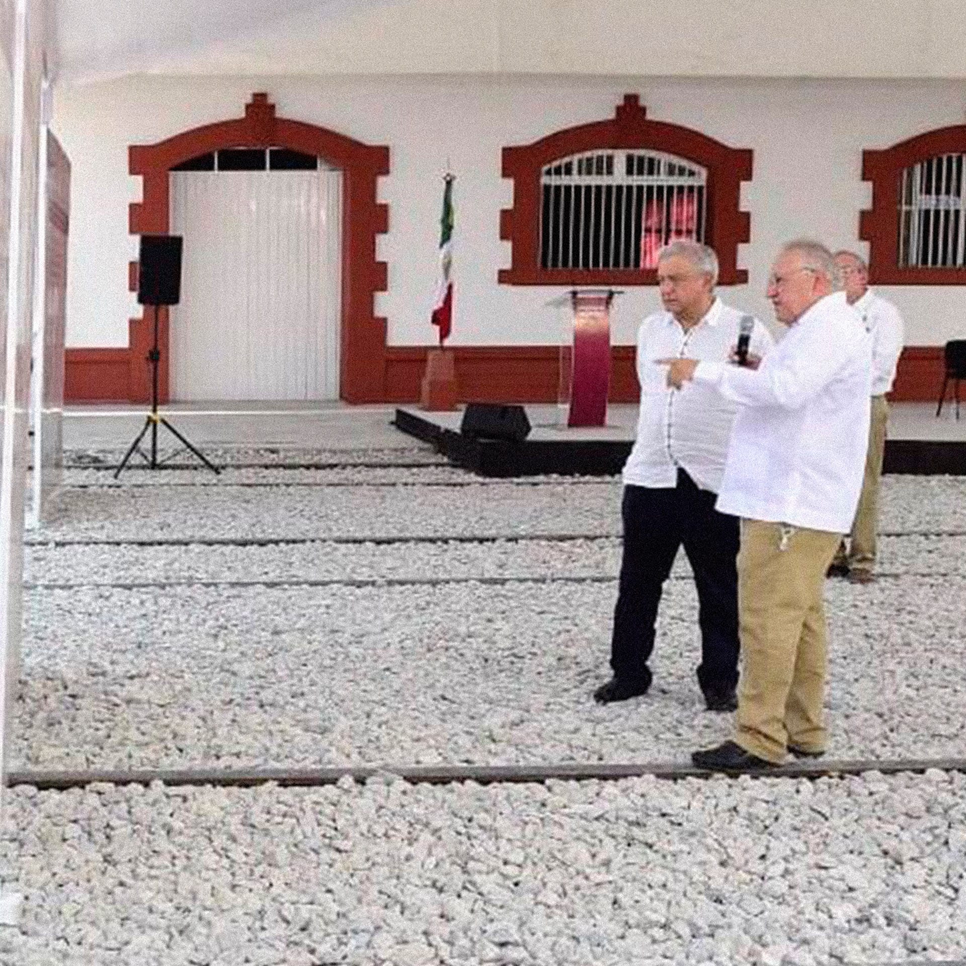 Primo de Nico, el exchofer de AMLO, construye el tren descarrilado en el Istmo 4