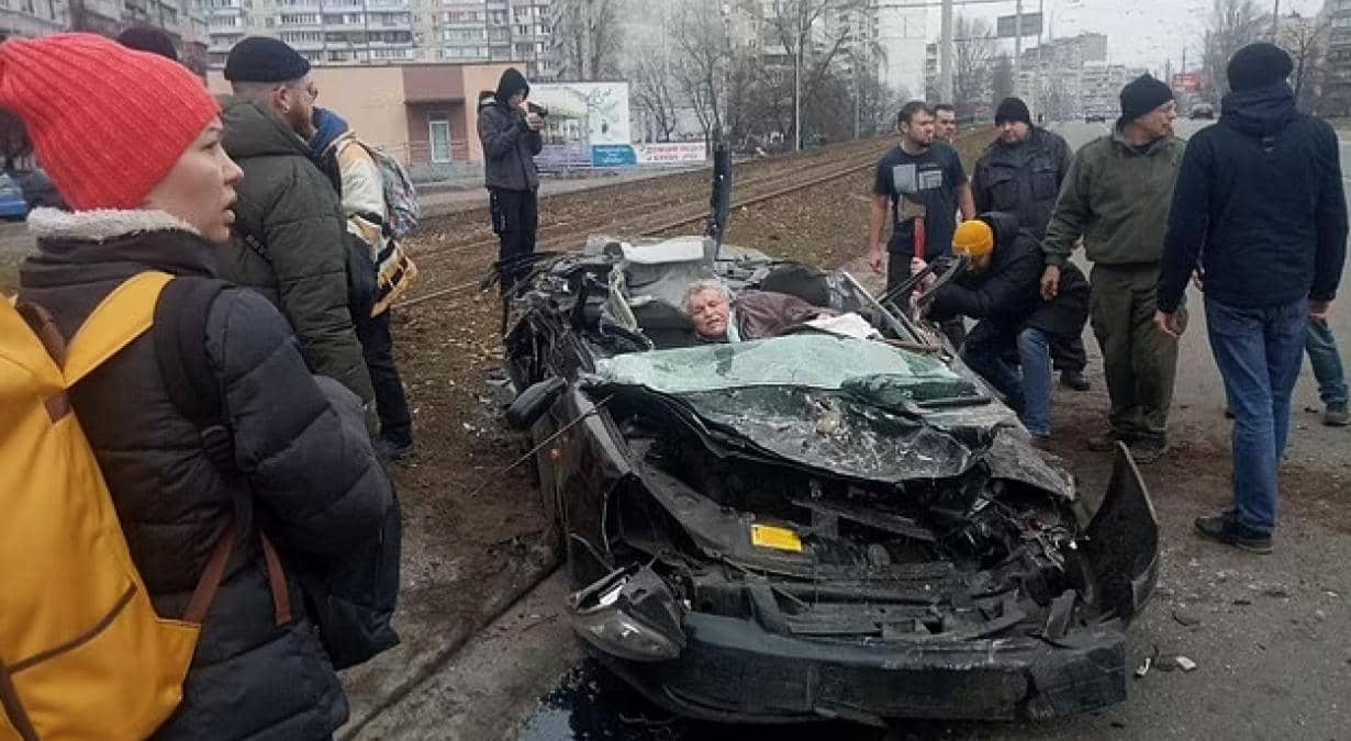 Tanque-blindado-arrolla-a-auto-con-un-ucraniano-dentro