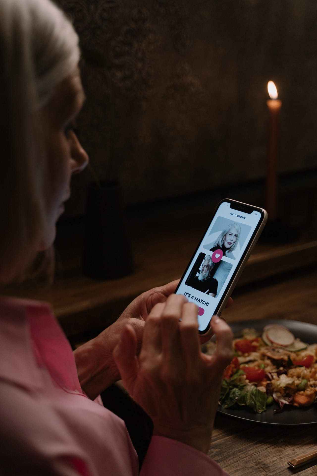 Si vas a usar Tinder, antes de descargarlo consulta estos consejos de seguridad | Foto: Pexels