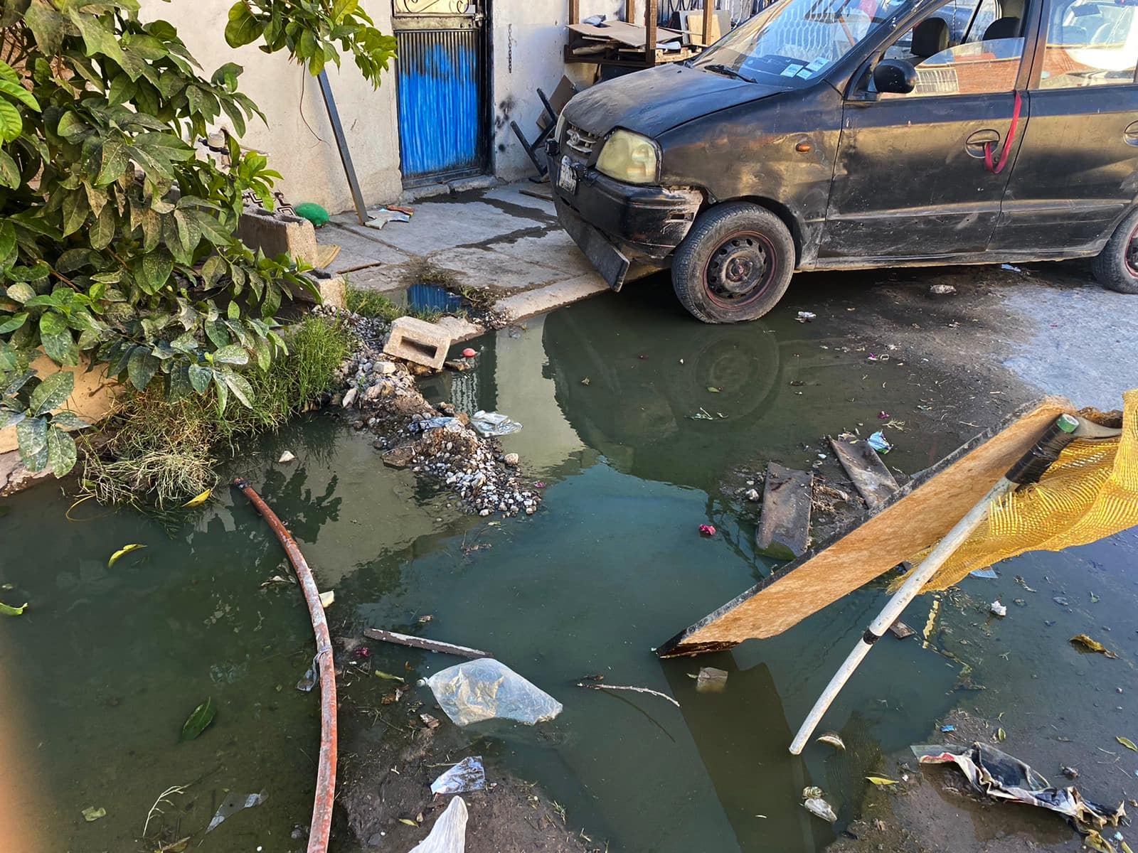 Otra fotografía de drenaje tapado en la colonia Monte Real de Torreón, enviada por ciudadanos a la línea de Whats App de Noticieros GREM, muestra los retos que registra la ciudad para mejorar la conducción de las aguas residuales. Crédito: Actualidades GREM