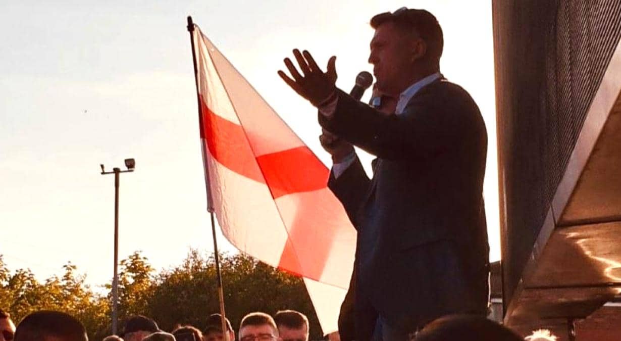 detienen-Tommy-Robinson-en-cancun
